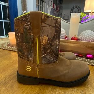 Magellan Outdoors Youth Boy Hunting Camo Boots  size 4